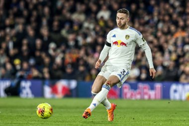 Leeds United takımından Gabriel Gudmundsson, Leeds Road, Leeds, İngiltere 'de 3 Aralık 2025 tarihinde oynanan Premier League maçında Chelsea' ye karşı Leeds United maçında topu bırakıyor. 