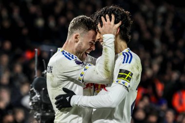 Leeds United takımından Ao Tanaka, İngiltere 'nin Leeds şehrinde 3 Aralık 2025' te oynanan Premier League maçında Chelsea 'ye karşı Leeds United maçında 2-0' lık galibiyetini kutluyor. 