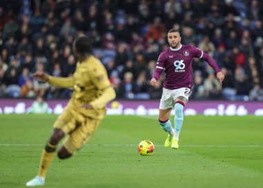 Burnley 'den Kyle Walker, 3 Aralık 2025' te Burnley 'nin Turf Moor, Burnley, İngiltere' deki Crystal Palace 'a karşı oynadığı Premier Lig maçında topa vuruyor.  