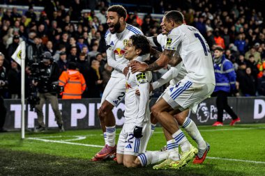 Leeds United takımından Ao Tanaka, İngiltere 'nin Leeds şehrinde 3 Aralık 2025' te oynanan Premier League maçında Chelsea 'ye karşı Leeds United maçında 2-0' lık galibiyetini kutluyor. 