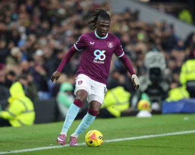 Burnley 'den Loum Tchaouna, 3 Aralık 2025 tarihinde Burnley, Burnley, İngiltere' deki Kristal Saray maçında topu oyunda tutuyor. 
