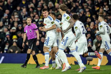 Leeds United takımından Jaka Bijol, İngiltere 'nin Leeds şehrinde 3 Aralık 2025' te oynanan Premier League maçında Chelsea 'ye karşı Leeds United maçında 1-0' lık galibiyetini kutluyor. 