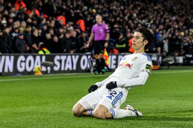 Leeds United takımından Ao Tanaka, İngiltere 'nin Leeds şehrinde 3 Aralık 2025' te oynanan Premier League maçında Chelsea 'ye karşı Leeds United maçında 2-0' lık galibiyetini kutluyor. 