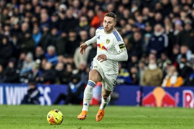 Leeds United takımından Gabriel Gudmundsson, Leeds Road, Leeds, İngiltere 'de 3 Aralık 2025 tarihinde oynanan Premier League maçında Chelsea' ye karşı Leeds United maçında topu bırakıyor. 