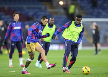 Kristal Saray 'dan Daniel Munoz Premier Lig maçında ısınma turunda Burnley, Burnley' e karşı Turf Moor, Burnley, İngiltere, 3 Aralık 2025 