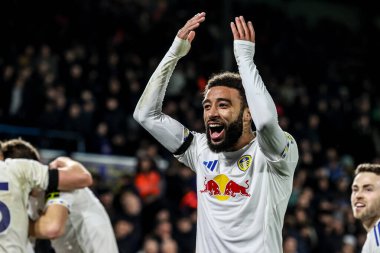 Leeds United takımından Ao Tanaka, İngiltere 'nin Leeds şehrinde 3 Aralık 2025' te oynanan Premier League maçında Chelsea 'ye karşı Leeds United maçında 2-0' lık galibiyetini kutluyor. 