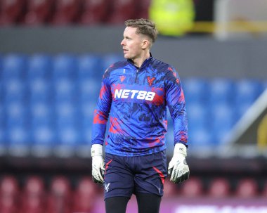 Kristal Saray kalecisi Dean Henderson Premier Lig maçında ısınma turunda Burnley, Burnley 'e karşı Turf Moor, Burnley, İngiltere, 3 Aralık 2025 