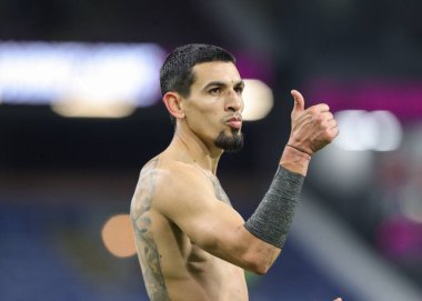 Crystal Palace 'dan Daniel Munoz, Premier League maçından sonra İngiltere' nin Burnley kenti Turf Moor 'da oynanan Crystal Palace maçında taraftarları alkışlıyor. 