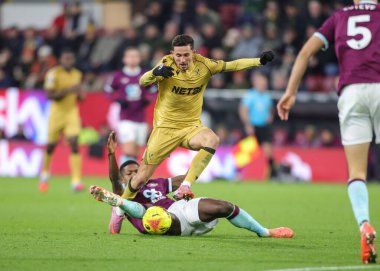 Burnley 'den Florentino Luis, Kristal Saray' dan Yeremi Pino 'yu Premier Lig maçı sırasında Burnley' e karşı Kristal Saray Turf Moor, Burnley, İngiltere 'de 3 Aralık 2025' te kayıyor. 
