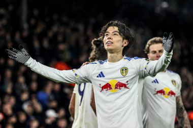 Leeds United takımından Ao Tanaka, İngiltere 'nin Leeds şehrinde 3 Aralık 2025' te oynanan Premier League maçında Chelsea 'ye karşı Leeds United maçında 2-0' lık galibiyetini kutluyor. 
