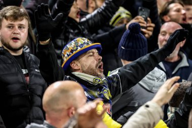 Leeds taraftarları Premier League maçından önce Elland Road, Leeds, İngiltere 'de oynanan Leeds United-Chelsea maçında şarkı söylüyorlar. 
