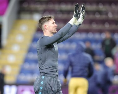 Crystal Palace goalkeeper Dean Henderson applauds the fans after the game during the Premier League match Burnley vs Crystal Palace at Turf Moor, Burnley, United Kingdom, 3rd December 2025 