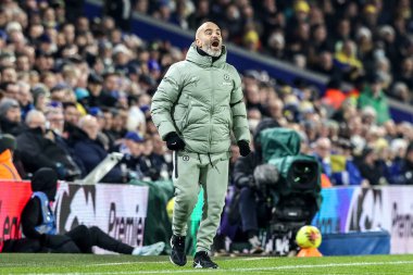 Chelsea 'nin Enzo Maresca teknik direktörü, Premier Lig maçında Leeds United' ın Chelsea 'ye karşı oynadığı Elland Road, Leeds, İngiltere' de 3 Aralık 2025 'te takım talimatlarını verir. 