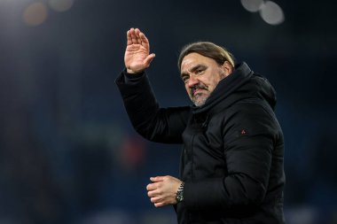 Leeds United takımının teknik direktörü Daniel Farke, Leeds Road, Leeds, İngiltere 'de oynanan Premier League maçında taraftarlarıyla galibiyeti kutluyor. 