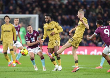 Kristal Saray 'dan Adam Wharton Premier Lig maçında pas veriyor Burnley, Burnley, İngiltere Turf Moor' da Crystal Palace 'a karşı, 3 Aralık 2025 