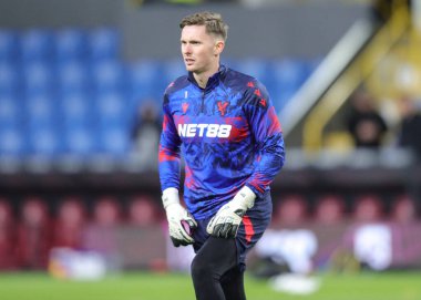 Kristal Saray kalecisi Dean Henderson Premier Lig maçında ısınma turunda Burnley, Burnley 'e karşı Turf Moor, Burnley, İngiltere, 3 Aralık 2025 