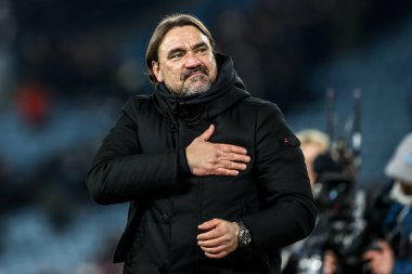 Leeds United takımının teknik direktörü Daniel Farke, Leeds Road, Leeds, İngiltere 'de oynanan Premier League maçında taraftarlarıyla galibiyeti kutluyor. 