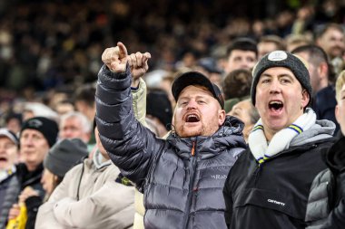 Leeds taraftarları Premier League maçından önce Elland Road, Leeds, İngiltere 'de oynanan Leeds United-Chelsea maçında şarkı söylüyorlar. 