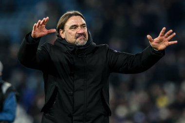 Leeds United takımının teknik direktörü Daniel Farke, Leeds Road, Leeds, İngiltere 'de oynanan Premier League maçında taraftarlarıyla galibiyeti kutluyor. 