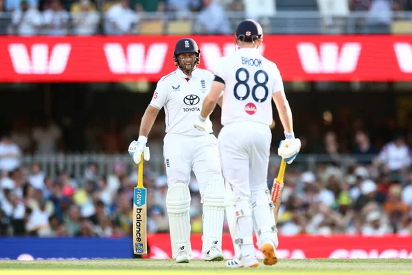 İngiltere 'den Joe Root, Avustralya' nın The Gabba, Brisbane Ground, Brisbane, Avustralya, 4 Aralık 2025 'te oynadığı 1. 