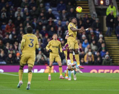 Crystal Palace 'dan Marc Guehi, 3 Aralık 2025' te Burnley, Burnley 'e karşı oynadığı Premier League maçında yüksek topu kazanmak için sıçradı. 