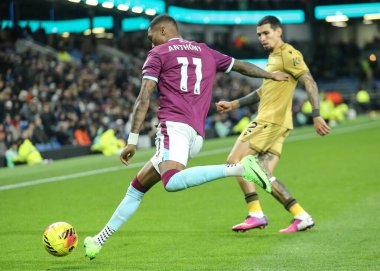 Burnley 'den Jaidon Anthony Premier Lig maçında topu defans yarısından alıyor Burnley, Burnley' deki Kristal Saray 'a karşı, 3 Aralık 2025 