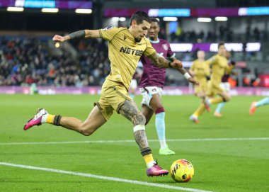 Crystal Palace 'dan Daniel Munoz, 3 Aralık 2025' te Burnley 'nin Turf Moor, Burnley, İngiltere' deki Kristal Saray 'a karşı oynadığı Premier League maçında topla koşuyor.  