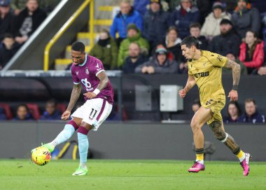 Burnley 'den Jaidon Anthony Premier Lig maçında pas veriyor Burnley, Burnley, İngiltere Turf Moor' da Crystal Palace 'a karşı, 3 Aralık 2025 