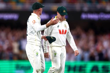 Avustralya 'dan Marnus Labuschagne ve Avustralya' dan Steve Smith, Avustralya 'nın The Gabba, Brisbane Cricket Ground, Brisbane, Avustralya, 4 Aralık 2025' te oynanan 2. 