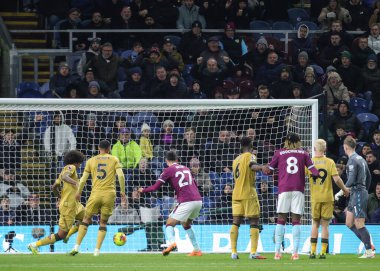 Kristal Saray 'dan Chris Richards Premier Lig maçında topu çizgiden kaldırdı Burnley, Burnley' deki Kristal Saray 'a karşı 3 Aralık 2025 