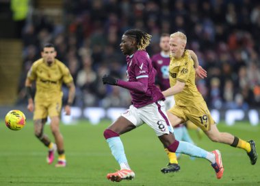 Burnley 'den Lesley Ugochukwu Premier Lig maçı sırasında Burnley, Burnley' deki Kristal Saray 'a karşı 3 Aralık 2025' te 