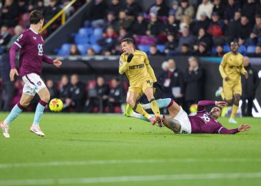 Burnley 'den Kyle Walker, Kristal Saray' dan Yeremi Pino 'ya Premier Lig maçı sırasında Burnley, Burnley, İngiltere' deki Turf Moor 'da Kristal Saray' a karşı, 3 Aralık 2025 'te süzülüyor.  