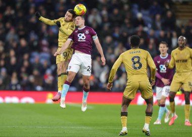Kristal Saray 'dan Yeremi Pino ve Burnley' den Josh Cullen Premier Lig maçı sırasında Burnley, Burnley, İngiltere 'deki Kristal Saray' a karşı, 3 Aralık 2025 'te oynanan karşılaşma için düello yaptılar. 