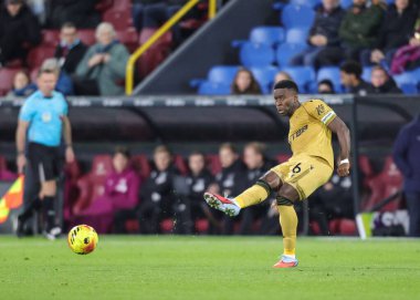 Kristal Saray 'dan Marc Guehi Premier Lig maçında pas veriyor Burnley, Burnley, İngiltere' de Kristal Saray 'a karşı, 3 Aralık 2025 