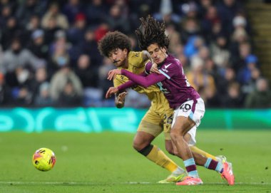 Kristal Saray 'dan Chris Richards ve Burnley' den Hannibal Mejbri Premier Lig maçı sırasında Burnley, Burnley, Burnley, İngiltere 'deki Kristal Saray' a karşı 3 Aralık 2025 