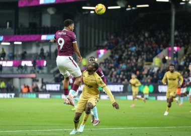 Burnley 'li Lyle Foster, 3 Aralık 2025' te İngiltere 'nin Burnley kentindeki Burnley-Crystal Palace maçında kaleye doğru ilerliyor. 