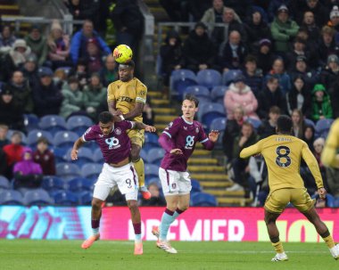 Crystal Palace 'dan Marc Guehi, 3 Aralık 2025' te Burnley, Burnley 'e karşı oynadığı Premier League maçında yüksek topu kazanmak için sıçradı. 