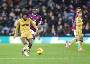 Kristal Saray 'dan Jefferson Lerma Premier Lig maçında pas veriyor Burnley, Burnley, İngiltere' de Kristal Saray 'a karşı, 3 Aralık 2025 