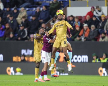 Kristal Saray 'dan Jefferson Lerma Premier Lig maçı sırasında Burnley, Burnley' e karşı Turf Moor, Burnley, Birleşik Krallık 'ta 3 Aralık 2025' te yüksek topu kazandı. 