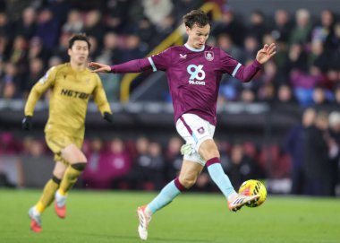 Burnley 'li Hjalmar Ekdal, Premier Lig maçı sırasında topu kontrol ediyor Burnley, Burnley' deki Kristal Saray 'a karşı, 3 Aralık 2025 
