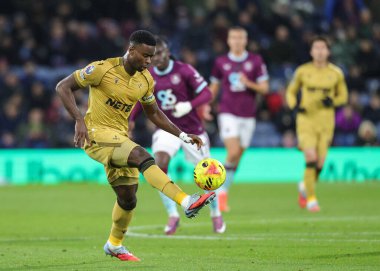 Kristal Saray 'dan Marc Guehi Premier Lig maçında topu kontrol ediyor Burnley, Burnley, İngiltere' de Kristal Saray 'a karşı, 3 Aralık 2025 