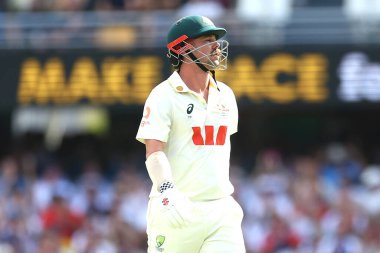 Avustralya 'nın Travis Başkanı, Avustralya' nın Gabba, Brisbane Cricket Ground, Brisbane, Avustralya, 5 Aralık 2025 'te İngiltere' ye açtığı NRMA Sigorta Külleri İkinci Test Günü 'nde görevden alınmıştır. 