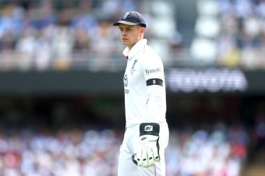 İngiltere 'den Ben Stokes, Avustralya' nın Gabba, Brisbane Cricket Ground, Brisbane, Avustralya, 5 Aralık 2025 'te İngiltere' ye açtığı NRMA Sigorta Külleri İkinci Test Günü 'ne bakıyor. 