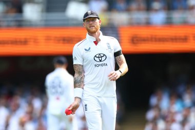 İngiltere 'den Ben Stokes, Avustralya' nın Gabba, Brisbane Cricket Ground, Brisbane, Avustralya, 5 Aralık 2025 'te İngiltere' ye açtığı NRMA Sigorta Külleri İkinci Test Günü 'ne bakıyor. 