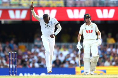 İngiltere 'den Jofra Archer, Avustralya' dan Jake Weatherald 'ın 2. NRMA Sigorta Külleri Günü Avustralya' nın Gabba, Brisbane Cricket Ground, Brisbane, Avustralya, 5 Aralık 2025 'te İngiltere' ye karşı açtığı davada görevden alınmasını kutluyor. 