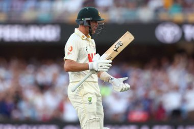 Avustralyalı Marnus Labuschagne, 5 Aralık 2025 'te Avustralya' nın Gabba, Brisbane Ground, Brisbane, Avustralya 'da İngiltere' ye karşı ikinci test gününde görevden alınmıştır. 