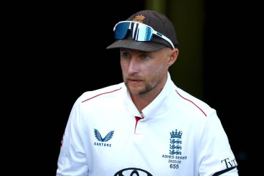 İngiltere 'den Joe Root, Avustralya' nın Gabba, Brisbane Cricket Ground, Brisbane, Avustralya, 5 Aralık 2025 'te İngiltere' ye açtığı NRMA Sigorta Külleri İkinci Test Günü 'ne bakıyor. 