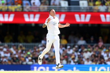 İngiltere 'den Brydon Carse, Avustralya' nın Gabba, Brisbane Ground, Brisbane, Avustralya, 5 Aralık 2025 'te İngiltere' ye karşı ikinci test günü NRMA Sigorta Külleri Günü 'nde bowling oynuyor. 