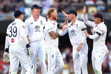 İngiltere 'den Ben Stokes, Avustralya' dan Marnus Labuschagne 'ı, Avustralya' nın Gabba, Brisbane Cricket Ground, Brisbane, Avustralya, 5 Aralık 2025 'te karşı karşıya geldiği 2. 