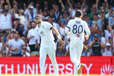 İngiltere 'den Gus Atkinson, Avustralya NRMA Sigorta Külleri 2. Test Günü Avustralya' nın Gabba, Brisbane Cricket Ground, Brisbane, Avustralya, 5 Aralık 2025 'te İngiltere' ye karşı açtığı davada Travis Head 'in görevden alınmasını kutluyor. 